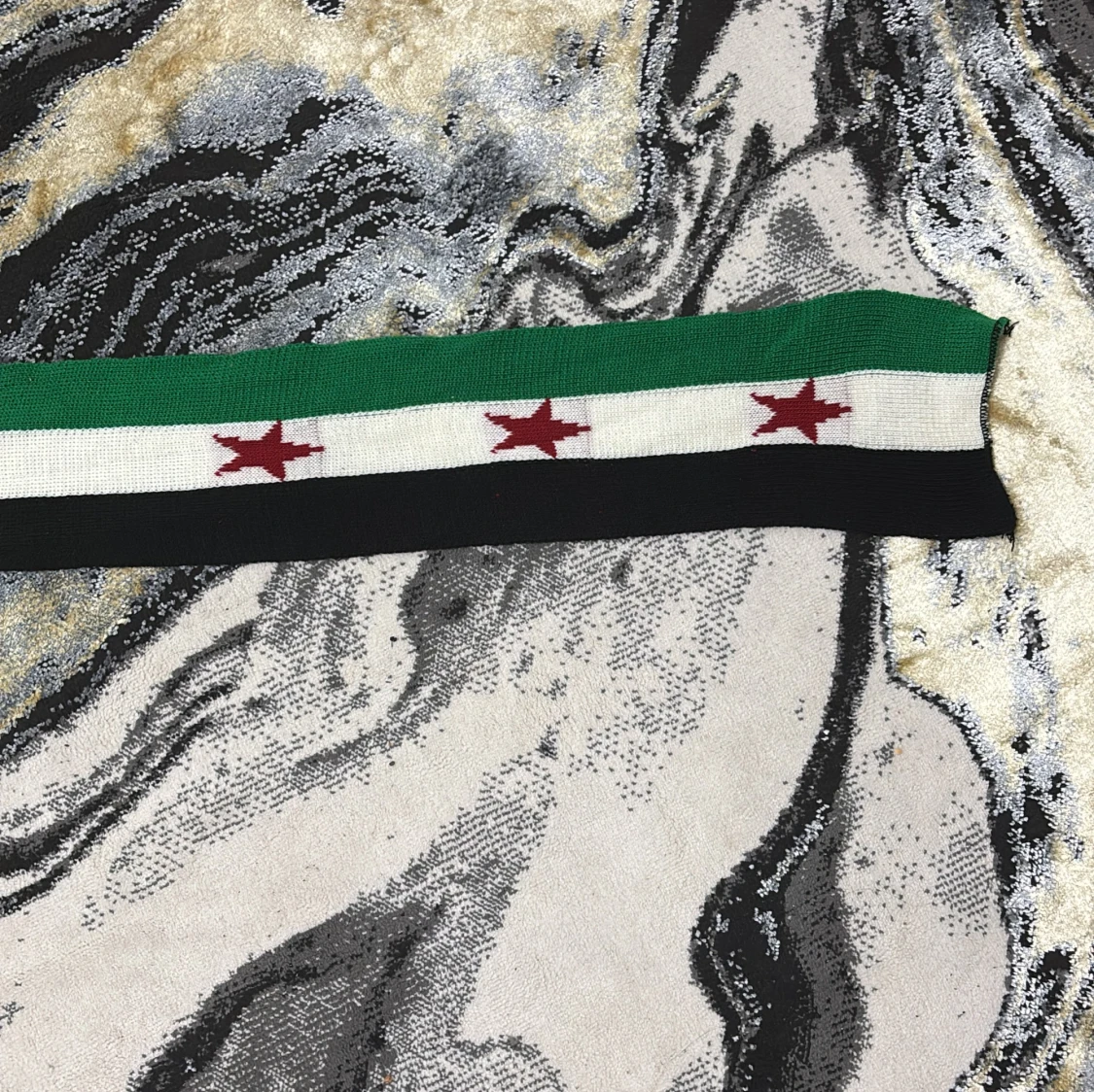 Grön-vit-svart halsduk med röda stjärnor - 1