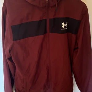Under Armour Jacka - En windbreaker jacka 10/10 skick inga tecken på slitage eller användning  Storlek passar S/M Modell slutsåld överallt 