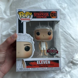 Eleven (Stranger Things) Pop! Television #1248 - Special Edition Pop! vinylfigur av Eleven från Stranger Things. Perfekt för fans av serien och samlare som vill ha något unikt i hyllan. Figuren är detaljerad och levereras i originalförpackning. Pris kan diskuteras!