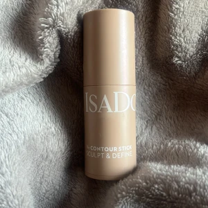 Isadora Contour Stick Cool Beige - Isadora The Contour Stick i färgen 30 Cool Beige. Enkel att använda för att skulptera och definiera ansiktet. Stickformat i beige plast, vegansk och parfymfri formula. Perfekt för att skapa naturliga skuggor och highlighta ansiktsdragen. Säljer den för att den är fel färg för mig så har använt den typ 3 gånger. Skriv till mig om du har fler frågor 