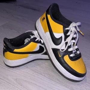 Nike Air Force 1 07 LV8 Jersey Mesh University Gold - Nike Air Force 1 sneakers i en riktigt fet färgkombo av gult, svart och vitt. Nypris 1400. Nyskick. Storlek 37,5 men sitter som 38,5. Pris går att diskuteras 