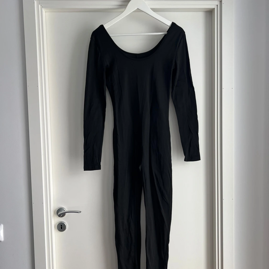 Svart långärmad body i polyester