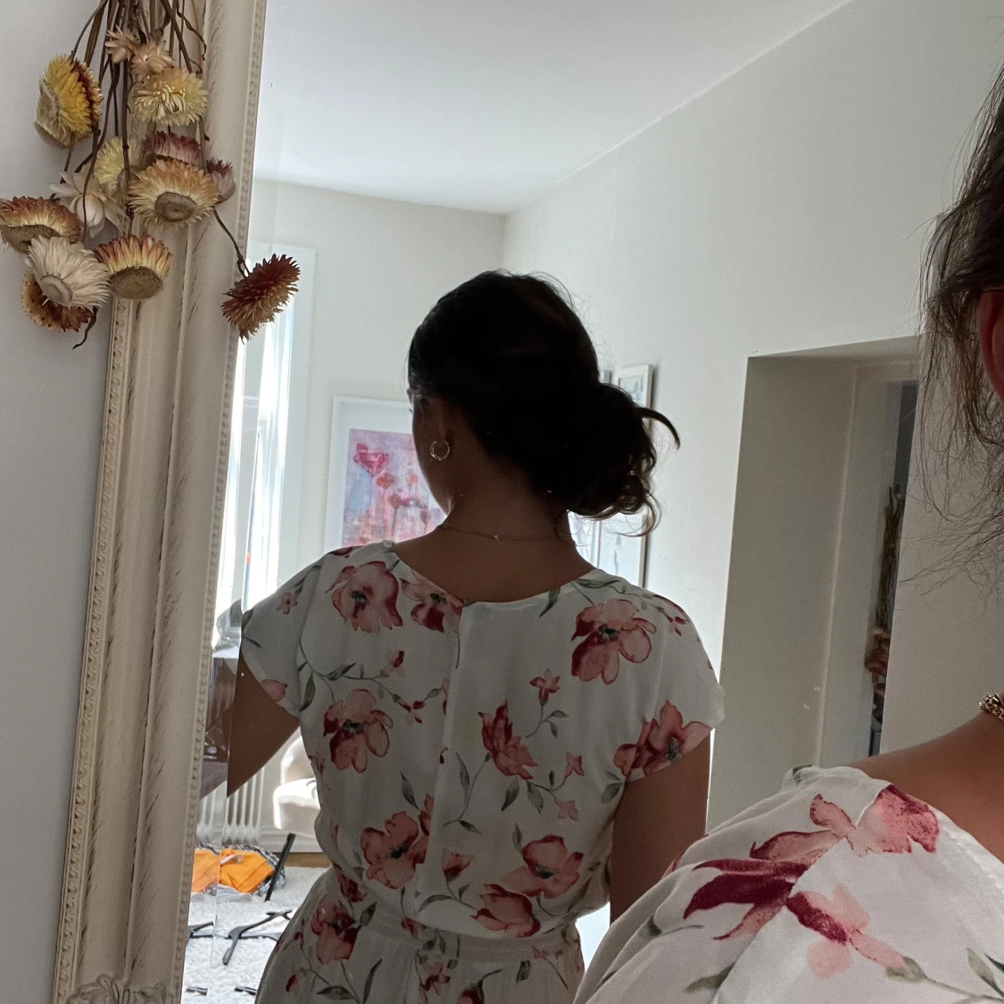 Vit blommig kortklänning med v-ringning - 2