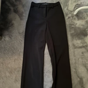 Svarta kostymbyxor med raka ben - Stilrena svarta kostymbyxor med raka ben från vero Moda stl xxs