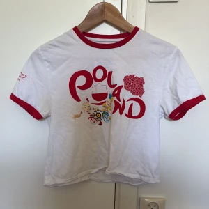 T-shirt med tryck - Croppad T-shirt med fotbollstryck. Officiell från 2012