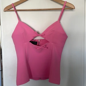 Rosa linnetopp med rosetter XS - Supersöt rosa linnetopp från Zara med smala axelband och två dekorativa rosetter framtill. HELT NY med prislapp