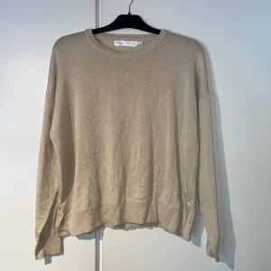 Beige stickad tröja från InWear copenhagen - Snygg beige finstickad tröja från InWear i storlek M. Tröjan har rund halsringning, långa ärmar och en avslappnad passform. Perfekt att styla med jeans eller kjol för en clean och enkel look. Passar m-Xl. Aldrig använd 