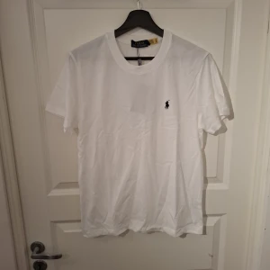 Ralph Lauren t shirt - Vit Ralph Lauren t shirt i storlek M, inte använd bara testat och säljer för den inte passade, pris går att diskutera vid snabb affär