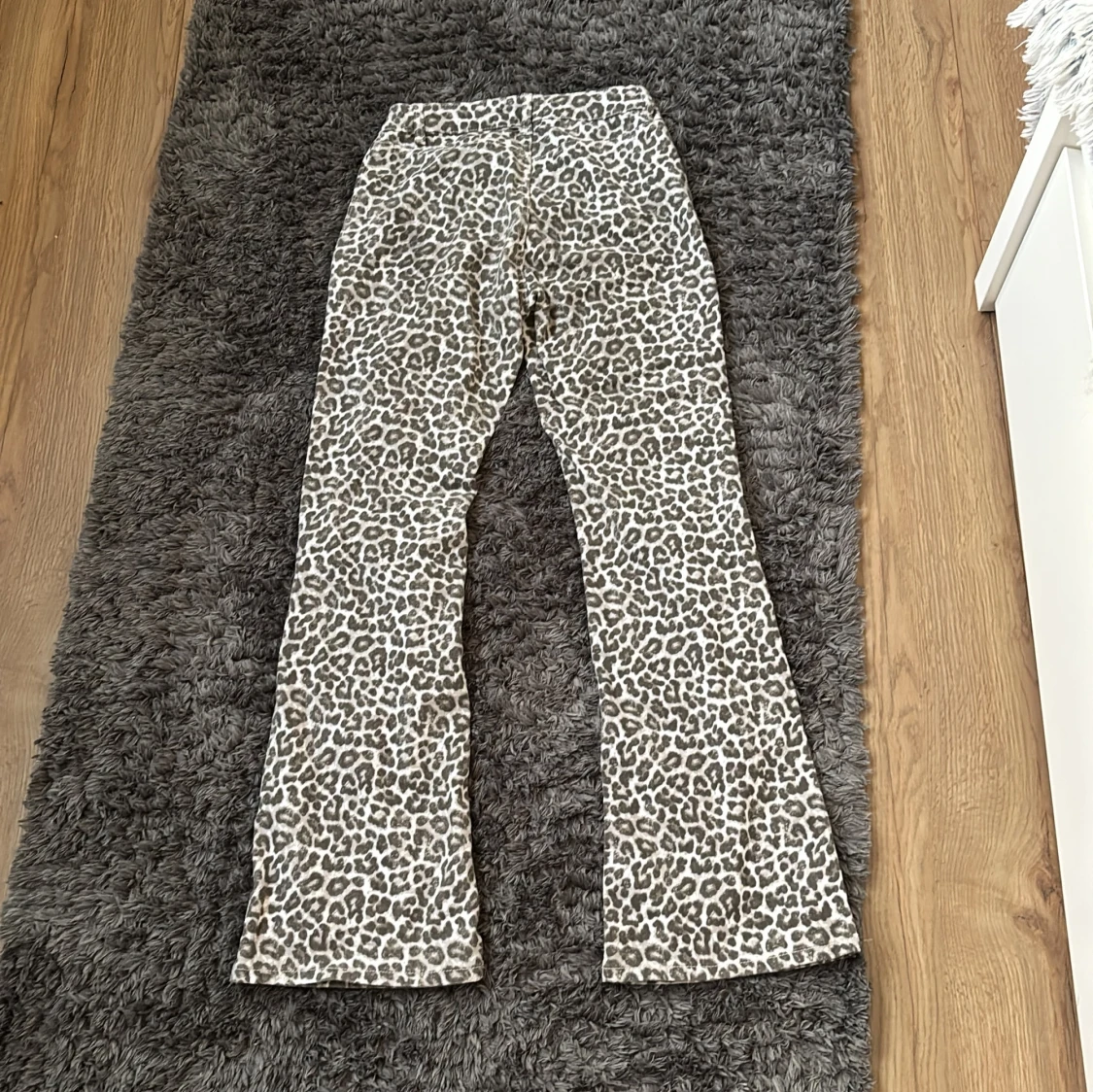 Leopardmönstrade bootcut lowwaste jeans - 1