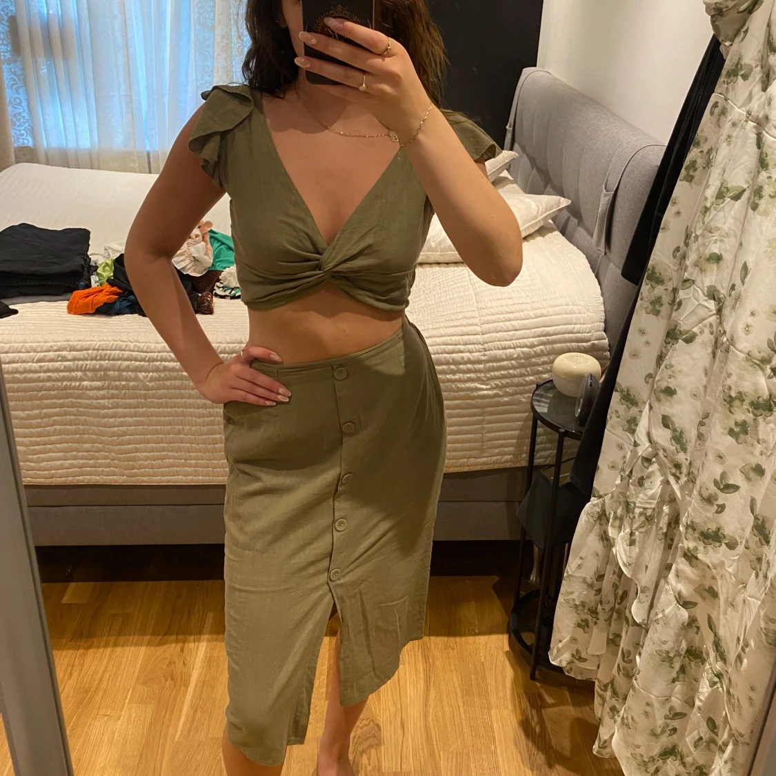 Olivgrön croppad topp med matchande kjol