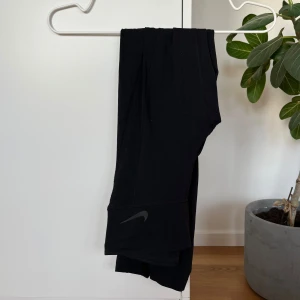 Nike svarta leggings - Svarta Nike Dri-Fit leggings i storlek XS med tight passform. Byxorna har mesh-detalj i knävecket.