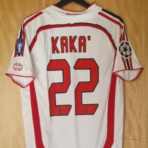 Kaka' fotbollströja Milan 06-07 - Kaka' Milan repIika forbollströja 06-07. Helt ny med tag. Storlek: Small