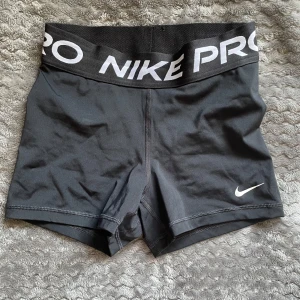 nike pro shorts - nike pro shorts/ cykelshorts. säljer då de är för små för mig. använda 3-4 gånger.