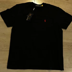 Svart t-shirt - Stilren tshirt. Det står att storleken är xxl, men den va jätte liten i storlek så hade kunnat passa XL enkelt till och med någon med storlek L. Priset går att diskuteras.