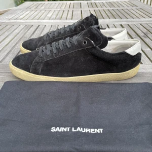 Saint Laurent skor  - Hej! Säljer nu dessa sjukt snygga ysl skor. Skorna är i fint skick! Vi rekommenderar att gå ner en storlek. Har ett begränsat antal boxar och dustbag! Hör gärna av dig vid frågor 