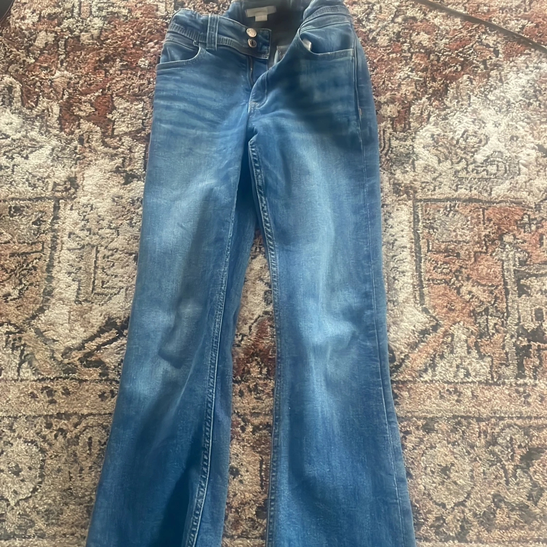 Blå lågmidjade bootcut jeans från Gina Tricot