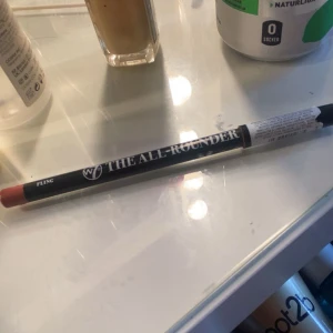 W7 The All-Rounder läppenna Fling - Läppenna från W7 i nyansen Fling, en snygg varm nude-rosa färg. Pennan har klassisk form med svart kropp och färgad ände som visar nyansen. Perfekt för att definiera läpparna eller fylla i hela läppen för en matt look. Använd fåtal gånger 💕