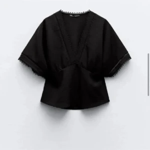 Svart blus Zara - Svart populär blus från Zara i storlek S.