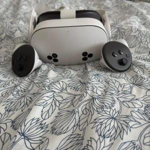 Meta quest 3S - Jag säljer min meta quest 3S för jag försöker samla ihop pengar.  OBS pris kan diskuteras 😁