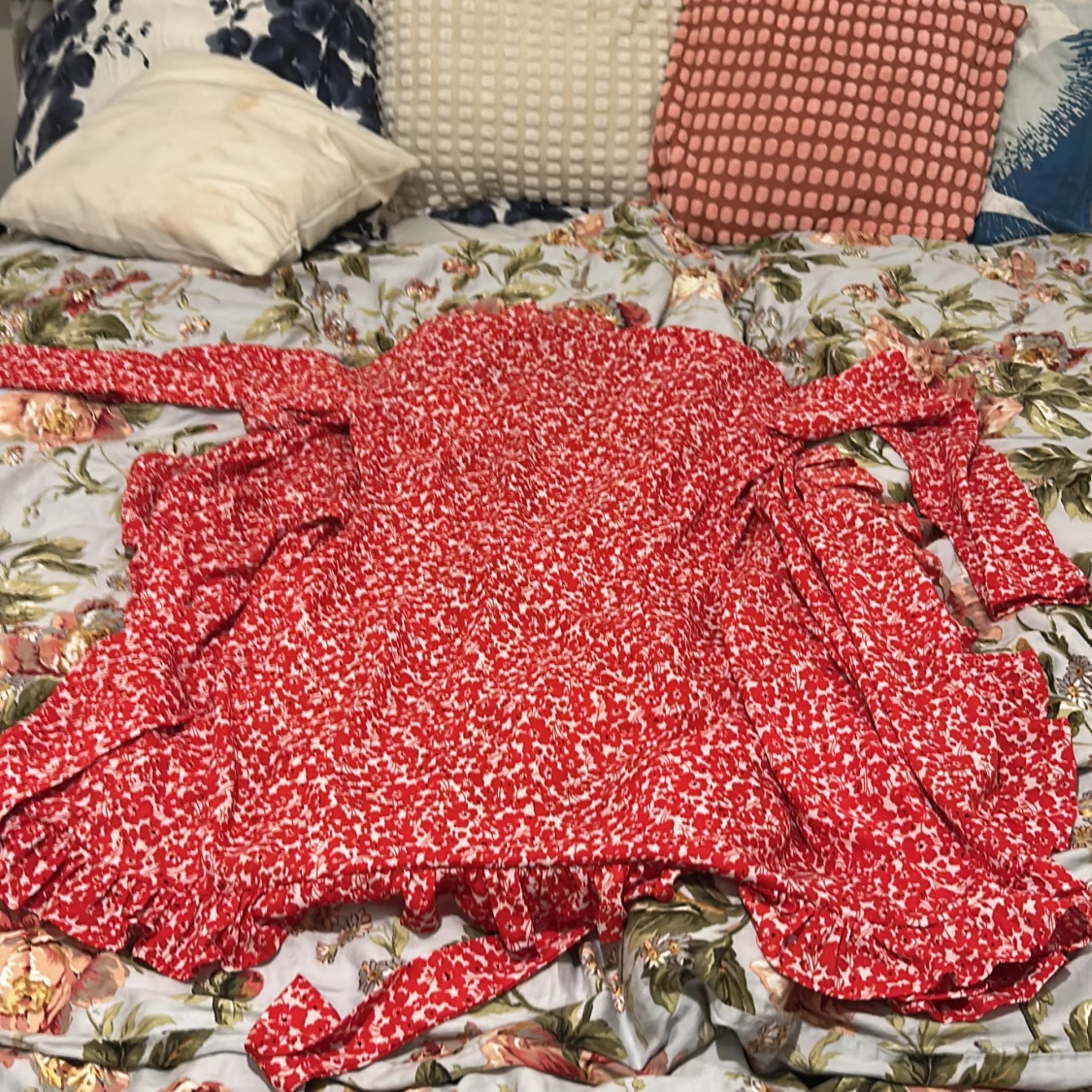 Röd blommig omlottklänning Amelie & Me - 1