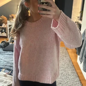Ljusrosa stickad tröja  - Jättefin stickad tröja från Monki! I storlek s 🥰