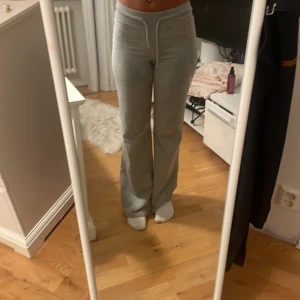 Grå mjukisbyxor med snörning - Gråa lager byxor jätte sköna bekväma o snygga