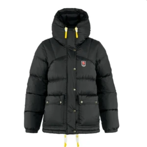 Fjällräven jacka - Säljer min fina fjällräven jacka i svart storlek M. Fint skick då den är varsamt använd en vinter🥰