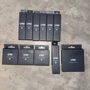 Lyko sminkset med foundation & puder - Stort sminkpaket från Lyko med flera BB Creams, foundations i nyanser 3 och 4, tre compact powders och en contouring palette. Allt i snygga svarta förpackningar. Perfekt för dig som vill ha en jämn bas och markerade drag. Färgerna är medium till mörkbeige.