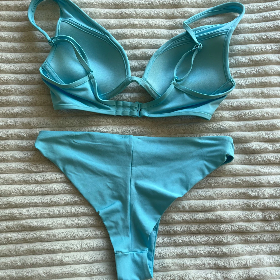 Ljusblå bikini med vadderad topp - 1