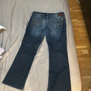 Blåa lågmidjade bootcut jeans - Snygga blåa lågmidjade jeans med bootcut passform. Köpt på Vinted, använt flera gånger. Lite slitna vid inrelåren men inget som syns💕passar mig som är 160. Skriv för flera bilder.