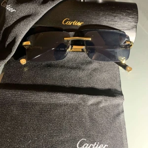 solglasögon med guld och svart färg och säljs för endast 349kr - Exklusiva svarta och guldiga glasögon som aldrig används och säljs för endast 349kr och frakten fraktas direkt 