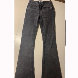 Gråa bootcut jeans från Gina Tricot i storlek 32! - Snygga gråa bootcut jeans från Gina Tricot i storlek 32! Jag är 165 cm lång!💞De är väldigt fina och sköna, använda  ett antal gånger men fortfarande i bra skick, däremot är dem uppsydda max 2 cm längst ner för dem var lite långa vid köp av de! De heter low-waist men jag själv tycker de är lite mer normalhöga i midjan. Köparen står alltid för frakten❤️