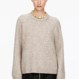 Beige stickad tröja från H&M - Jätte gosig beige stickad tröja från H&M i ull- och alpackablandning. Nypris 990 kr och inga defekter! Skriv vid frågor 🩷