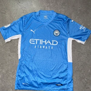 Manchester city de bryune 17 storlek M  - Storlek M .Fin replika. Helt ny och oanvänd. Pris: 349:-. Skickas direk inom 24h