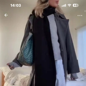 Grå lång kappa med bälte - Säljer en stilren grå kappa i lång modell! Stolek 38/M mörk grå aldrig använd första bilden e lånad men samma Stolek på båda bilderna,Ny pris 1500kr och mitt pris e 950 kr 