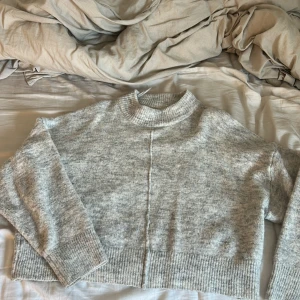Grå stickad tröja från Gina Tricot - Ljusgrå stickad tröja från Gina. Är i storleken M 
