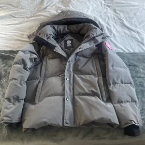 Canada goose Wyndham jacket  - Canada goose Wyndham jacket. Stl-S passar XS-M. Kvitto finns ej.