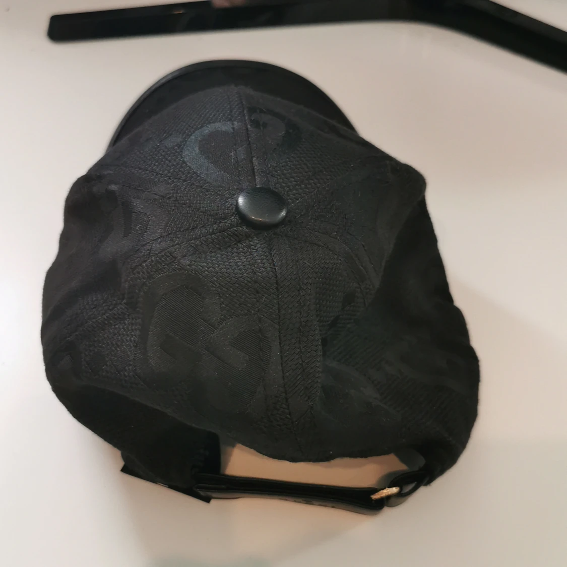 Fet keps med G mönster  - 1