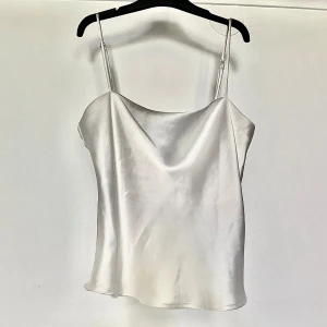 Vit satin linnetopp med tunna band - Topp från Gina i satin- material, använd max 1 gång.