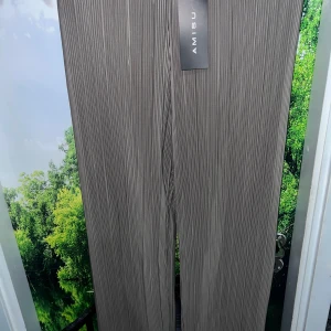 Trendiga plisserade byxor – nya med tagg! - Snygga plisserade byxor från New Yorker Amisu i elegant taupegrå nyans. Vida och luftiga med elastisk midja för perfekt passform. Perfekta både till vardags och fest – styla med sneakers för en casual look eller klackar för en mer dressad stil. Helt nya, aldrig kommit till användning , prislappen kvar.                                            Nypris: 239  Mitt pris: 180 