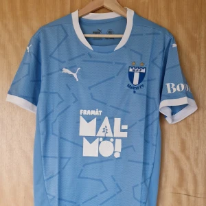 Malmö FF fotbollströja 2025 - Malmö FF repIika fotbollströja 2025. Helt ny med tag. Storlek: Medium