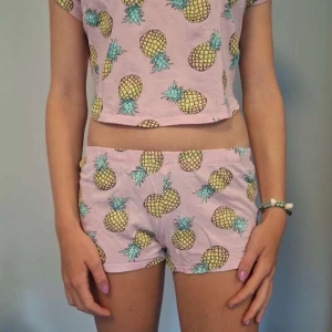 Pyjamas set - Pyjamas set från H&M! Storlek 134/140 men skulle säga att den passar xxs-xs ungefär. (Det finns två likadana set). Pris går att diskuteras och det är rabatt på bundles. 