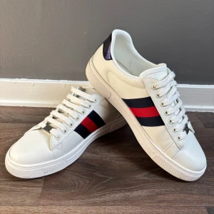 Gucci ace - Gucci Ace // storlek 42 // använda en gång // pris  1799 // tveka inte på att höra av er vid frågor eller funderingar!