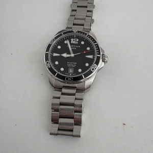 Certina DS Action klocka i stål - Snygg Certina DS Action herrklocka med svart urtavla, säljer denne pga lite användning. Har inte boxen till den.              Ny pris: 5700                                          Pris kan diskuteras 