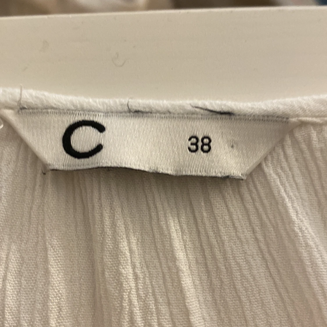 vit blus med svarta detaljer - 2