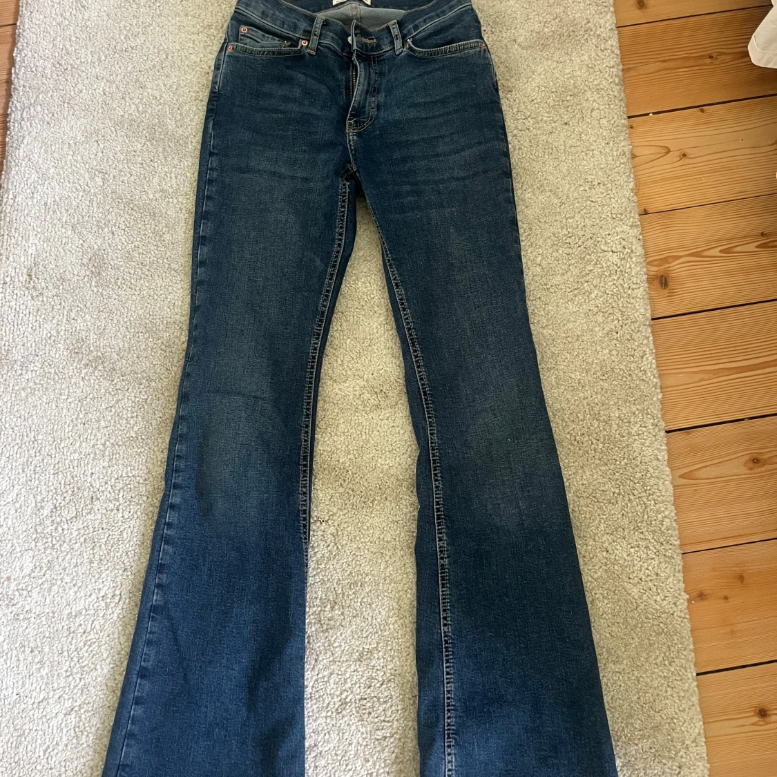 Blå bootcut jeans från Gina