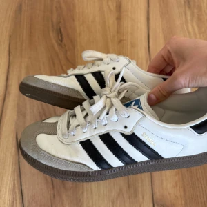 Adidas Samba  - Vita Adidas samba. Köpta förra året för 1399kr.