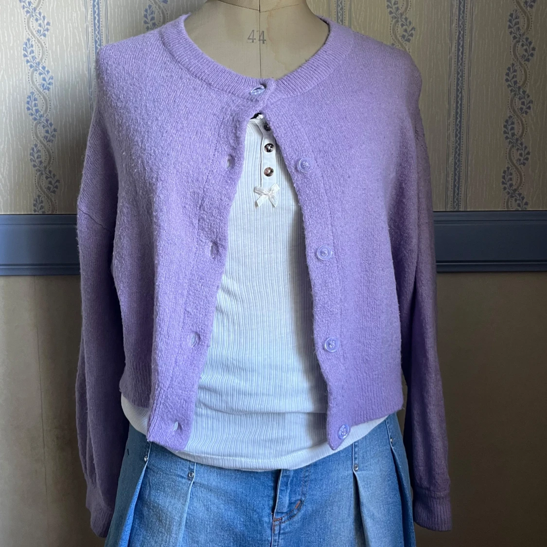 Ljuslila kofta med knappar