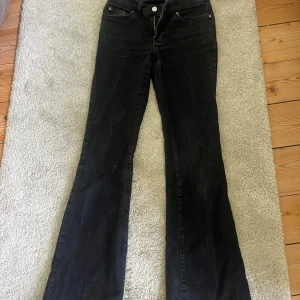 Svarta bootcut jeans från Gina  - Svarta lågmidjade bootcut jeans från Gina, använda men i bra skick. Storlek 32 