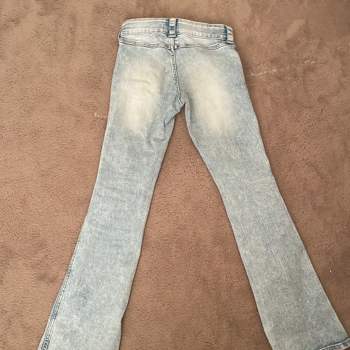 Ljusblå bootcut jeans med slitningar - 1